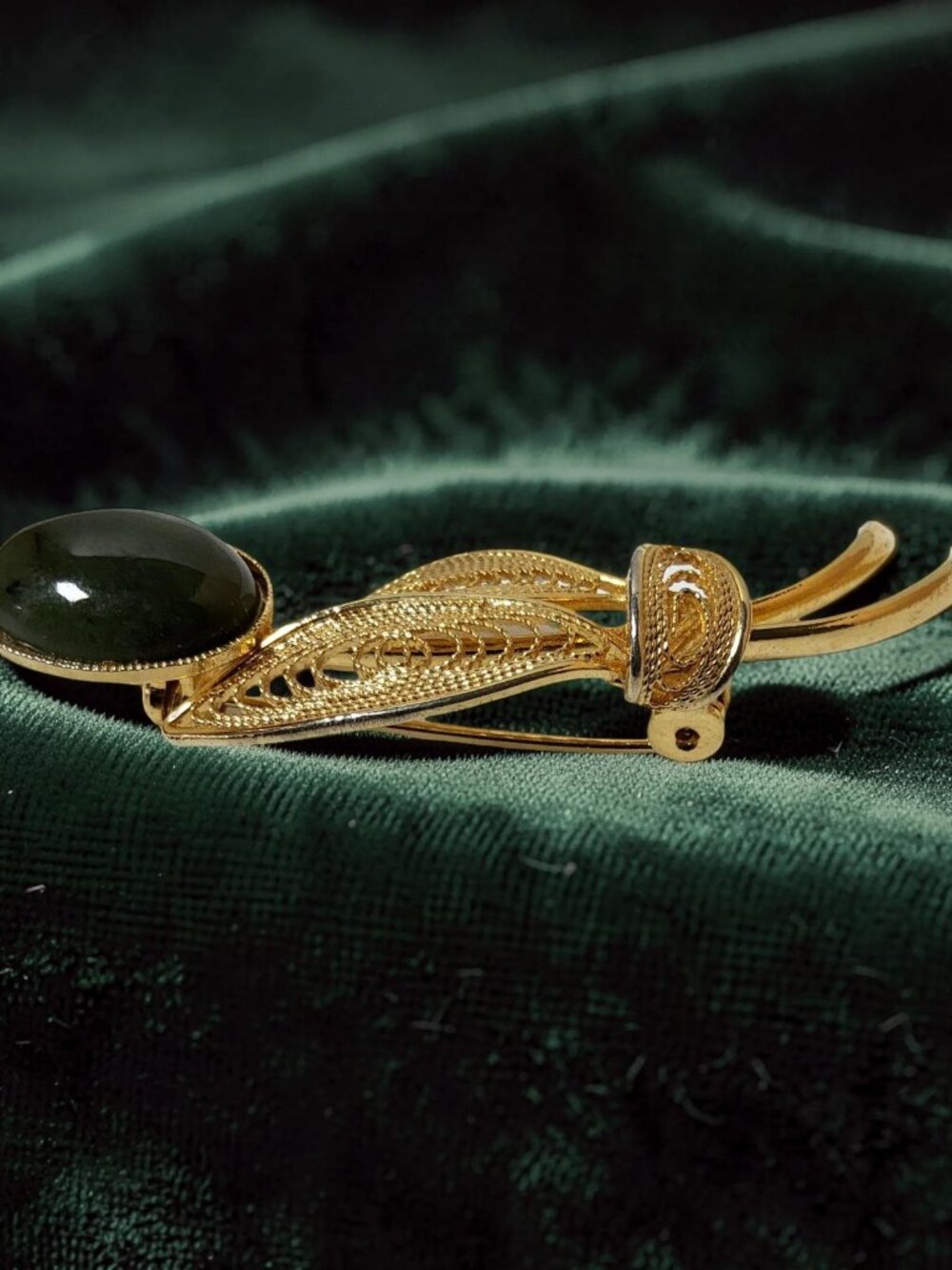 vintage 1950s golden jade green bead floral design brooch